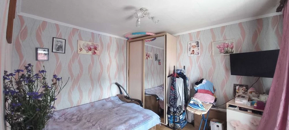 I am selling a spacious 2-room apartment of 58m² in a brick house (kitchen
