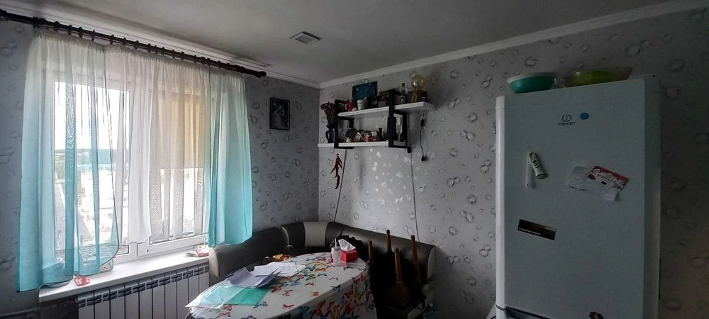 I am selling a spacious 2-room apartment of 58m² in a brick house (kitchen