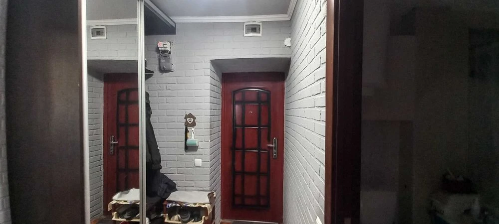 I am selling a spacious 2-room apartment of 58m² in a brick house (kitchen