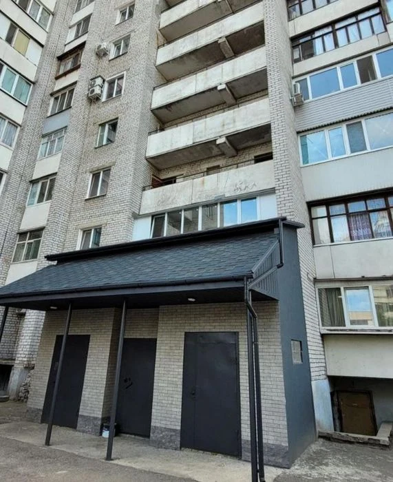 Продажа 3-х комнатной кв. в Южном мкрне, кирпичное здание