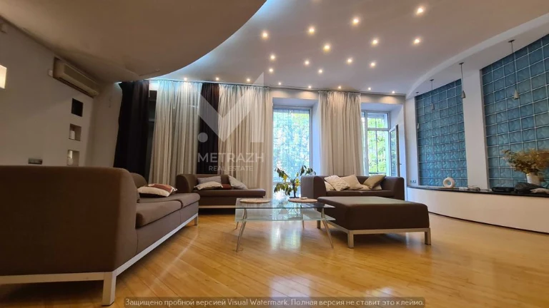 For sale. 4-room apartment 160 m2. City center. Closed.