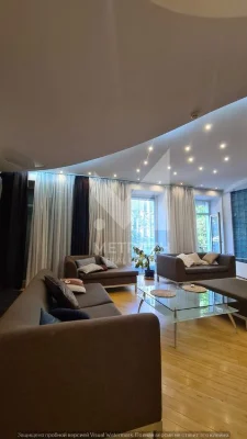 For sale. 4-room apartment 160 m2. City center. Closed.