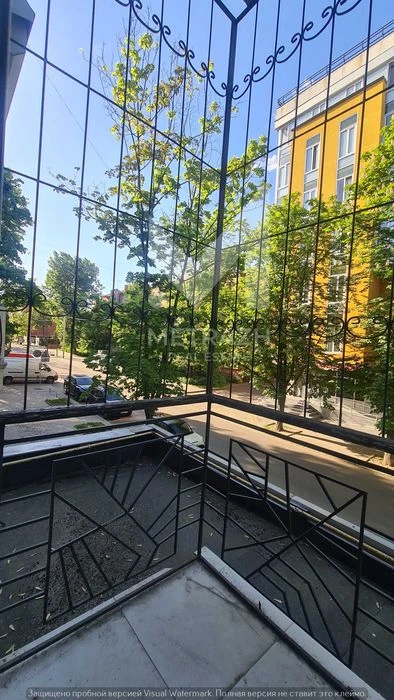 For sale. 4-room apartment 160 m2. City center. Closed.