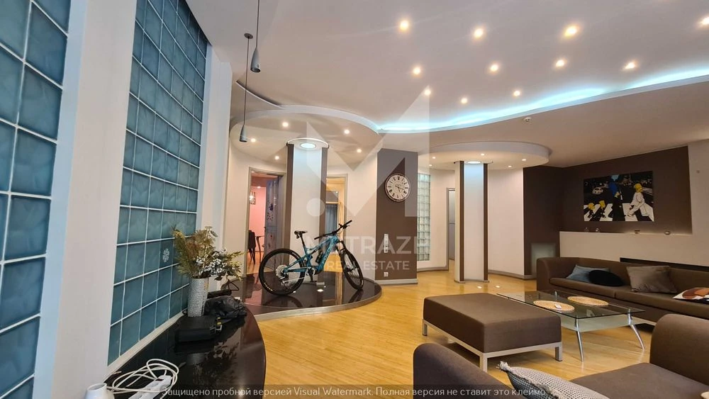 For sale. 4-room apartment 160 m2. City center. Closed.