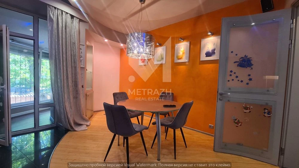 For sale. 4-room apartment 160 m2. City center. Closed.