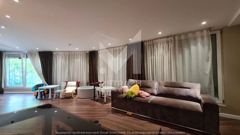 For sale. 4-room apartment 160 m2. City center. Closed.