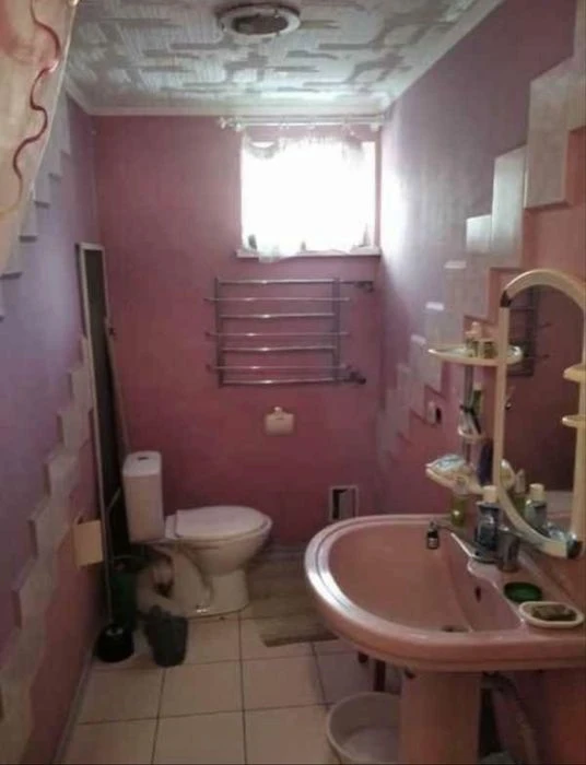 Продам квартиру з власним двором !