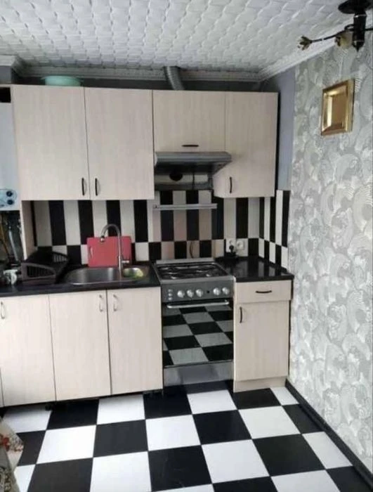 Продам квартиру з власним двором !