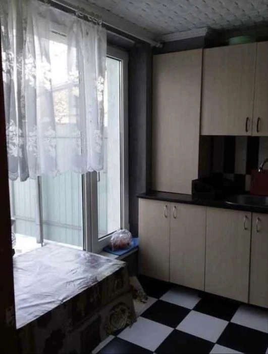 Продам квартиру з власним двором !