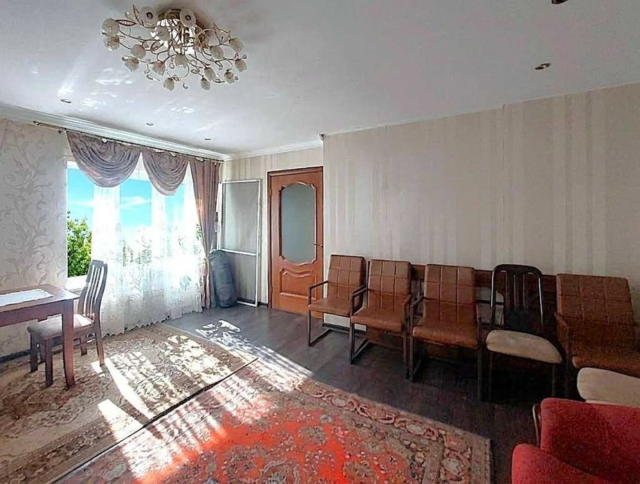 Бугаевка: продам 3 комн. двухэтажную квартиру в районе Авто