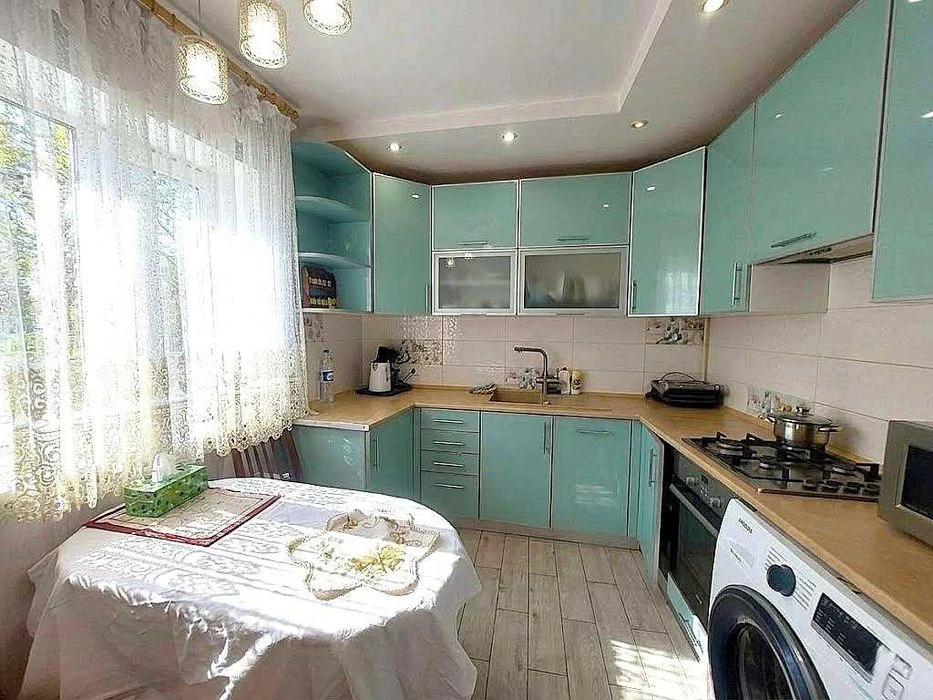 Бугаевка: продам 3 комн. двухэтажную квартиру в районе Авто