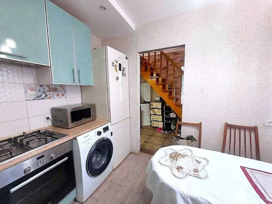 Бугаевка: продам 3 комн. двухэтажную квартиру в районе Авто