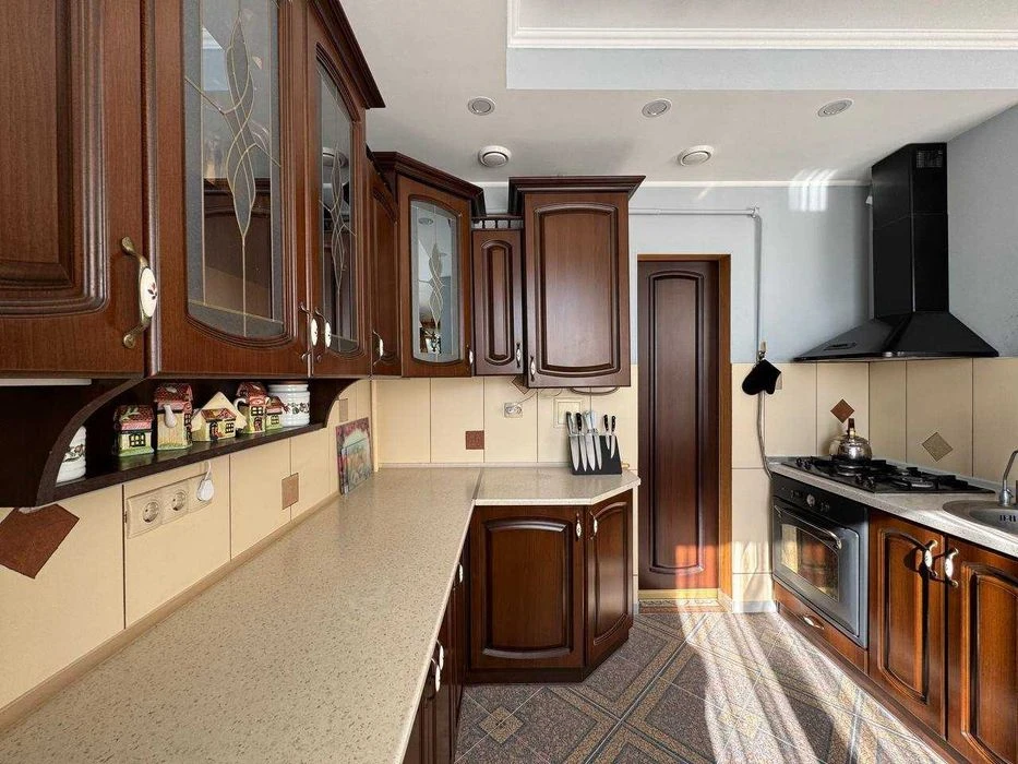 Sale of a 4-room apartment 137.3m2 on Zelena Park P street