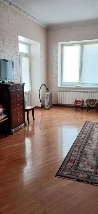 A spacious house on Tairova near the park 411 Batarey