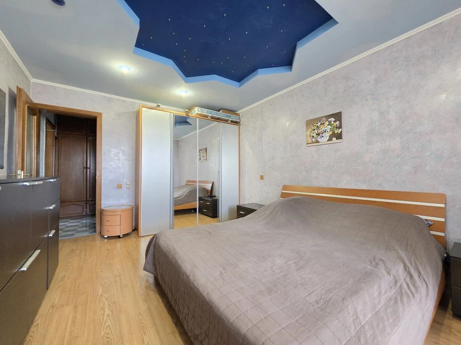 I will sell a large 2-room apartment on Levoberezhny Karavan