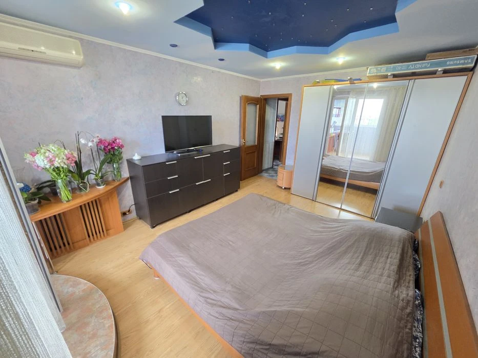 I will sell a large 2-room apartment on Levoberezhny Karavan