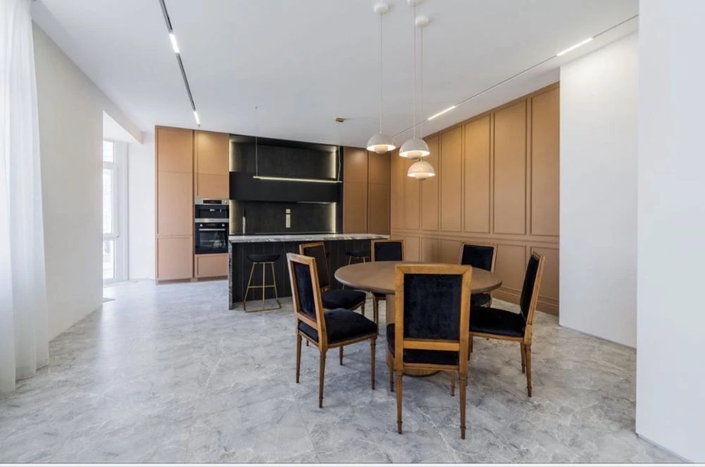 Apartment with designer renovation at Sichovyh stryltsiv 84a