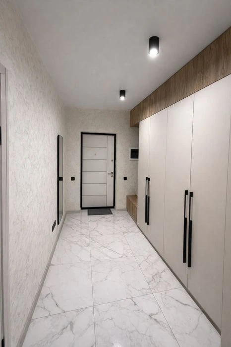 Spacious European-style two-room apartment of 54 m² with expensive renovation and a huge l