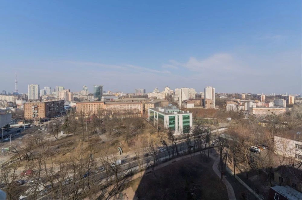 Apartment with designer renovation at Sichovyh stryltsiv 84a