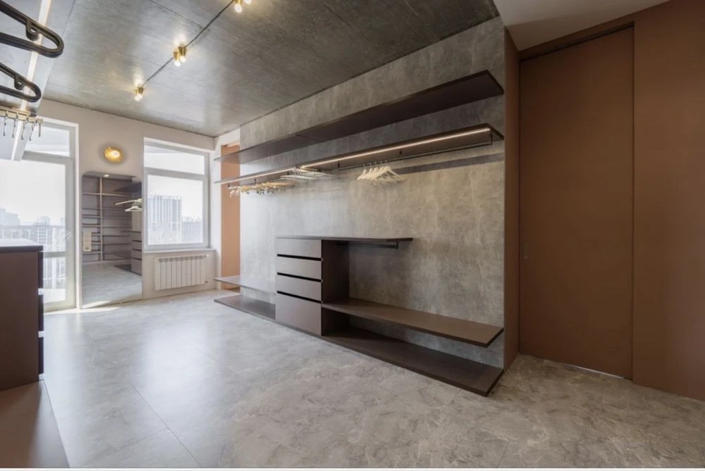 Apartment with designer renovation at Sichovyh stryltsiv 84a