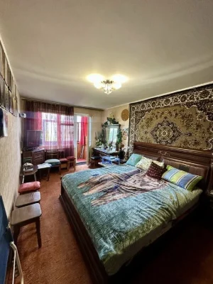 Продаж 3 кімнатної • Центр • Середній поверх