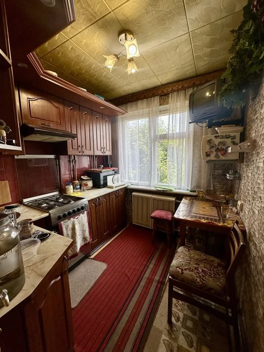 Продаж 3 кімнатної • Центр • Середній поверх
