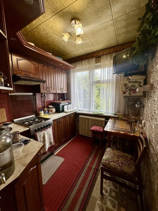 Продаж 3 кімнатної • Центр • Середній поверх