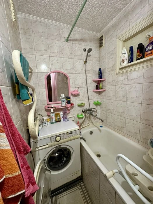 Продаж 3 кімнатної • Центр • Середній поверх