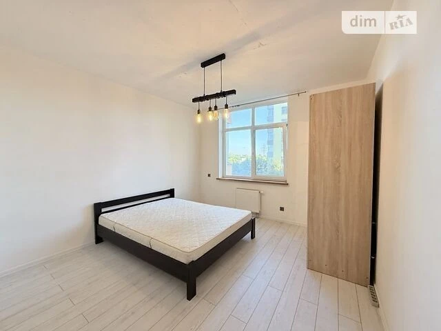 Sale of 3-room apartment 77 sq. m on Sim'yi Kulzhenkiv 31B street • I