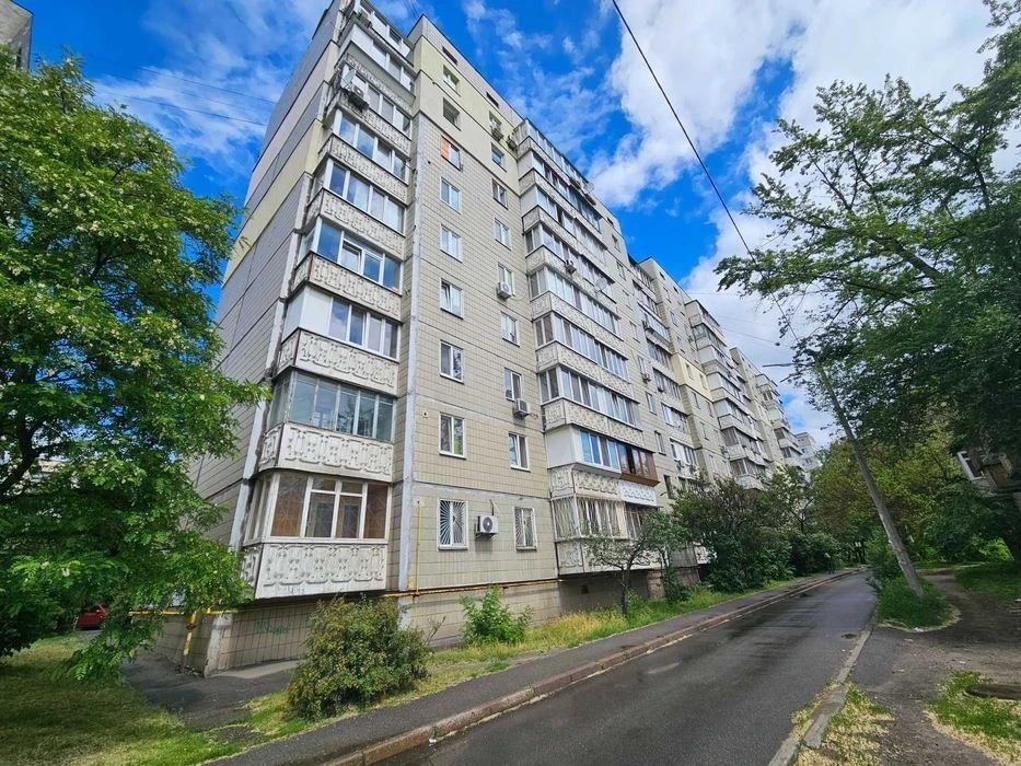For sale 3 rooms 74m 2nd floor Darnytska sq. Dnisterska st./