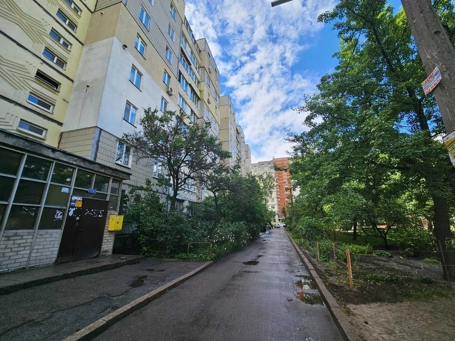 For sale 3 rooms 74m 2nd floor Darnytska sq. Dnisterska st./