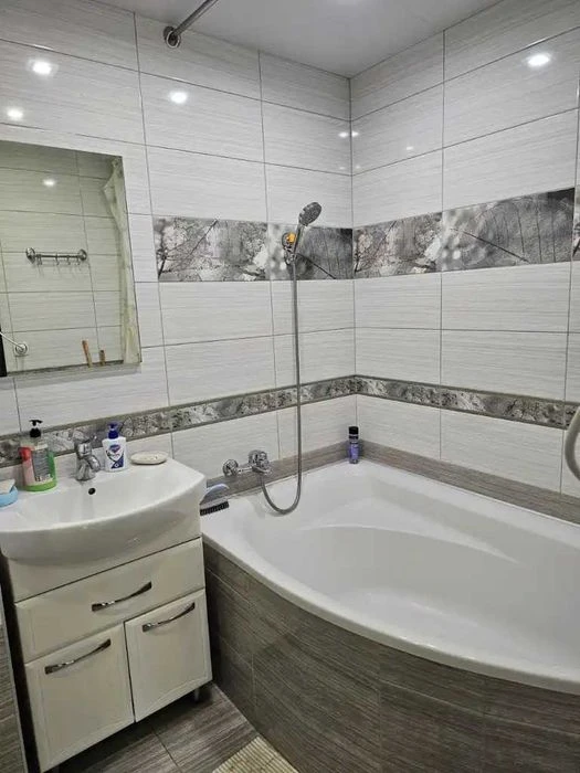 I will sell a spacious 4-room apartment, Donetsk highway, Lomovsky Frun