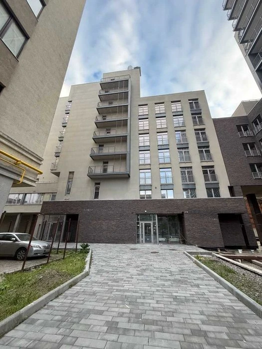 I will sell 1 apartment in the very center of Kharkiv in a newly built building.