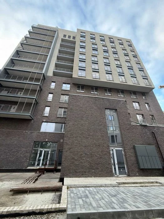 I will sell 1 apartment in the very center of Kharkiv in a newly built building.