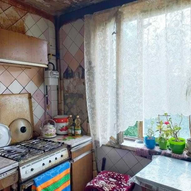 3-bedroom apartment for sale, Saltovskaya metro station, 1 minute away.