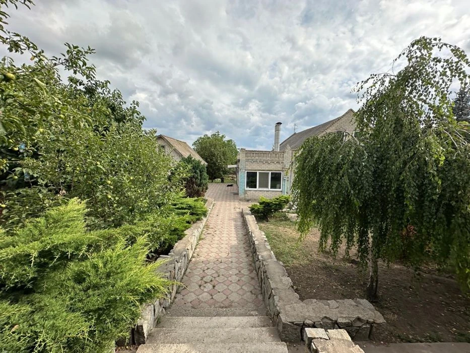 House + hangar for business for sale.