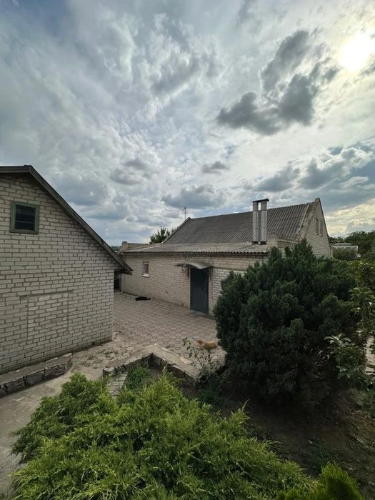 House + hangar for business for sale.