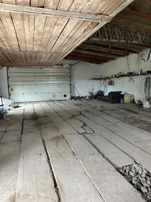 House + hangar for business for sale.