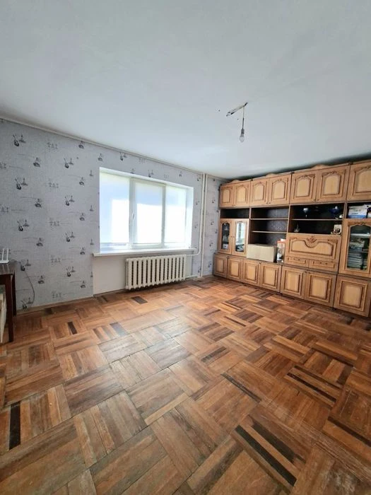 Urgent sale of a 2-room apartment on Budivelnykiv Blvd.