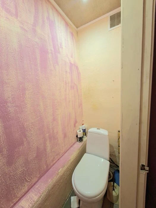 Urgent sale of a 2-room apartment on Budivelnykiv Blvd.