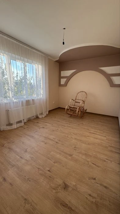 Бдинок з ремонтом в районі Дубово