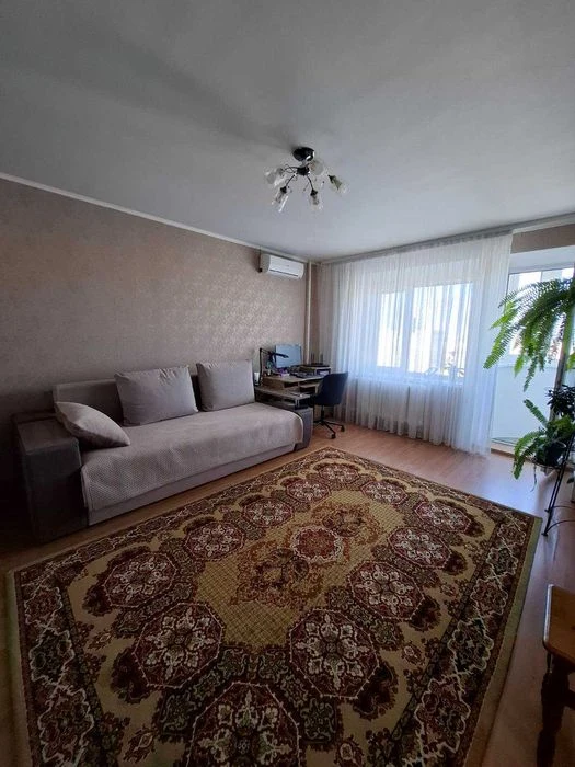 Продам 1-комнатную квартиру на Днепропетровской дороге.