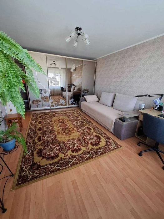Продам 1-комнатную квартиру на Днепропетровской дороге.
