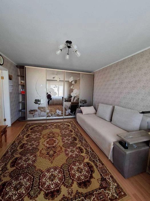 Продам 1-комнатную квартиру на Днепропетровской дороге.