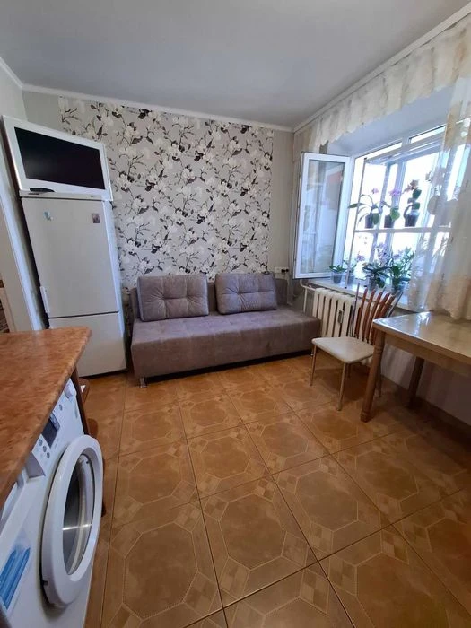 Продам 1-комнатную квартиру на Днепропетровской дороге.