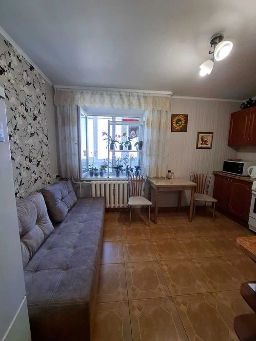 Продам 1-комнатную квартиру на Днепропетровской дороге.