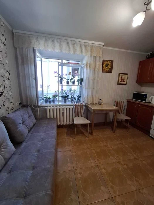 Продам 1-комнатную квартиру на Днепропетровской дороге.