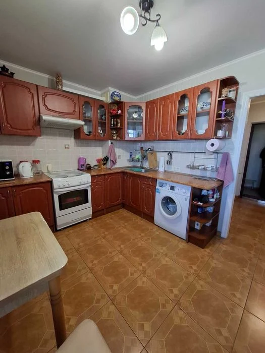 Продам 1-комнатную квартиру на Днепропетровской дороге.