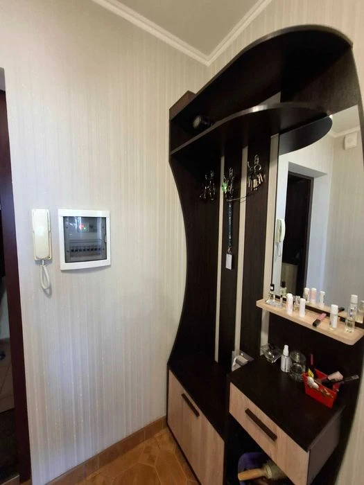 Продам 1-комнатную квартиру на Днепропетровской дороге.
