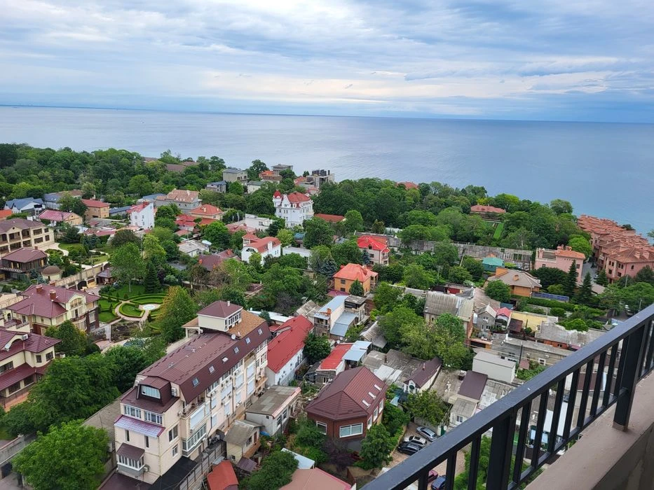 Квартира-студия с прямым видом на море и балконом в ЖК "Пос.